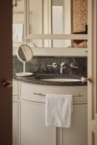 a bathroom with a sink and a mirror at Hotel Detmolder Hof in Detmold