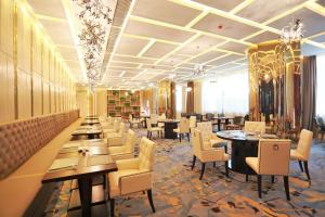 Menshine Gloria Plaza Hotel في شانتو: غرفة طعام كبيرة مع طاولات وكراسي