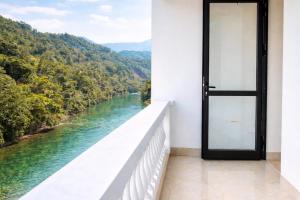 a balcony with a view of a river at Việt Hà Motel in Bảo Lạc