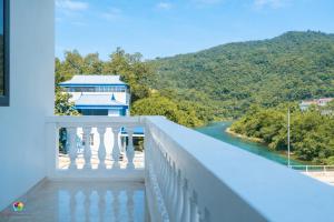 a balcony with a view of a river at Việt Hà Motel in Bảo Lạc +6 photos