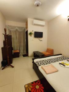 ein Hotelzimmer mit Bett und Fernseher in der Unterkunft Muscat Holiday Resort in Cox's Bazar