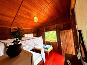 a small room with a bed and a window at Luz Amazônia Lodge in Aiparuça