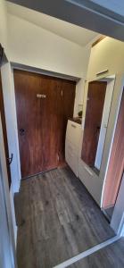 a bathroom with a wooden door and a wooden floor at Gemütliche Auszeit in Bad Rothenfelde in Bad Rothenfelde