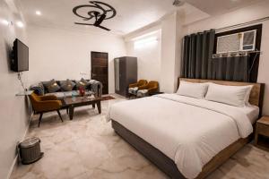a bedroom with a bed and a living room at Hotel Comfort Inn, Nangloi, Walking from Metro in New Delhi