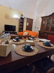 a living room with a table with hats on it at Farfalle in fiore Guesthouse in Roccasecca
