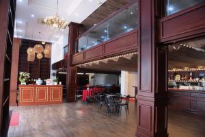 a restaurant with a table and chairs and a bar at Ruby hotel Tuần Châu in Ha Long