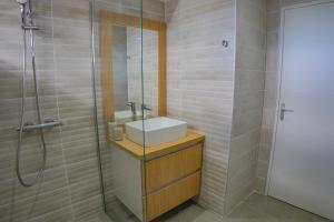 a bathroom with a sink and a shower at T2 Ocean Cottage avec terrasse - 50m de la plage in Étang-Salé