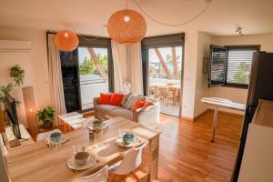a living room with a couch and a table at T2 Ocean Cottage avec terrasse - 50m de la plage in Étang-Salé +3 photos