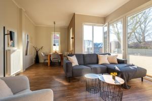 a living room with a couch and a table at Rodehuus Wohnung 4 in Borkum
