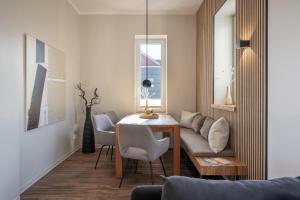 a living room with a table and chairs at Rodehuus Wohnung 4 in Borkum +9 photos