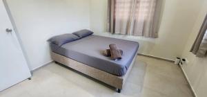 a small bedroom with a bed in a room at Casa Trankilo in Fontein
