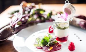 ein Getränk im Glas auf einem Teller mit Erdbeeren in der Unterkunft Forster's Naturresort in Neustift im Stubaital