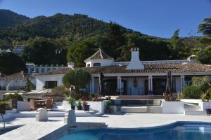 a house with a swimming pool and a mountain at Casa Jose in Mijas