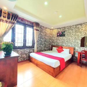 a bedroom with a bed in a room at Thanh Thao Dalat Hotel in Da Lat