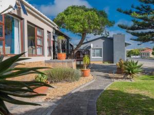a house with a walkway in front of it at Haweweg 5 in Struisbaai