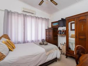 a bedroom with a bed and a dresser at Haweweg 5 in Struisbaai