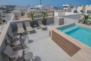 an outdoor patio with a swimming pool on a building at Marea Suites in Is-Swieqi