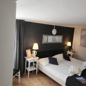 a bedroom with two beds and a table and two lamps at B&B Osteria Morganti in Someo
