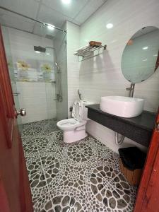 a bathroom with a toilet and a sink and a shower at Queen-Hotel in Quy Nhon