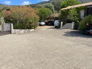 a driveway of a house with a car parked at maison 50m plage in Belvédère-Campomoro