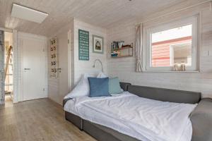 a bedroom with a large bed with a window at Hausboot "Mien Schipp" mit Sonnendeck im Yachthafen in Fehmarn