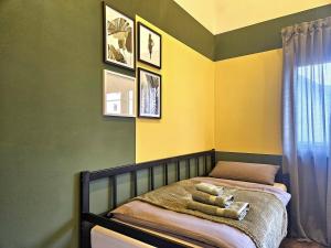 a bedroom with a bed with green and yellow walls at Luxus-Penthouse mit einzigartigem Schlossblick in Bad Berleburg