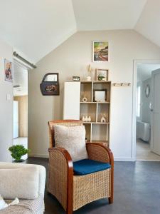 a wicker chair sitting in a living room at Le Refuge du Mans in Le Mans