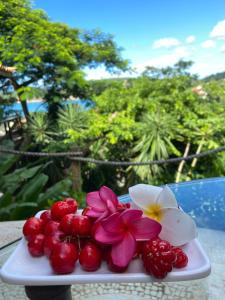 a plate with flowers on top of a table at FERRADURA EXCLUSIVE SEaVIEW in Búzios