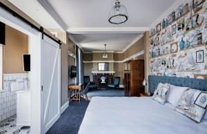 Postel nebo postele na pokoji v ubytování The North Sydney Hotel