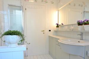 a bathroom with a sink and a toilet and a mirror at Casa Garibaldi con Terrazzo e Parking, Mare 1 min in San Vincenzo +30 photos