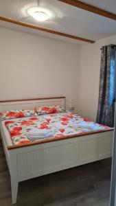 a bed in a bedroom with avertisementatronatronatronstrationstrationstration at PONTUS Ferienwohnung FeWo2 in Zislow