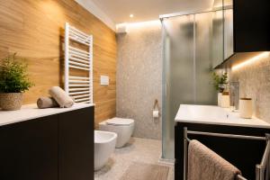 a bathroom with a toilet and a sink and a shower at IL CERVO - 2 camere, garage Dolomiti Affitti in Cavalese