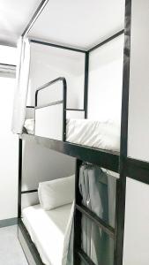 a couple of bunk beds in a room at Tam Cốc Diện Hoa Hotel & Restaurant in Văn Lâm +100 photos