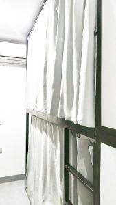 a window with a white curtain in a room at Tam Cốc Diện Hoa Hotel & Restaurant in Văn Lâm