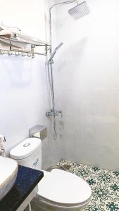 a bathroom with a toilet and a sink and a shower at Tam Cốc Diện Hoa Hotel & Restaurant in Văn Lâm