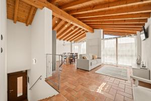a living room with a couch and a table at Villa Luna Appartements und Spa in Calmasino