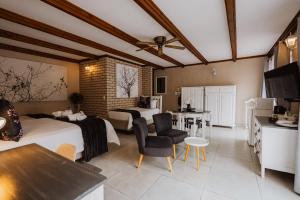 a hotel room with two beds and a kitchen at Greenfields Guesthouse & Restaurant in Alberton