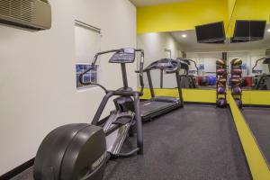 Fitness centrum a/nebo fitness zařízení v ubytování Days Inn by Wyndham Woodbury Long Island