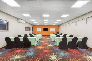 Konferenční prostory v ubytování Days Inn by Wyndham Woodbury Long Island