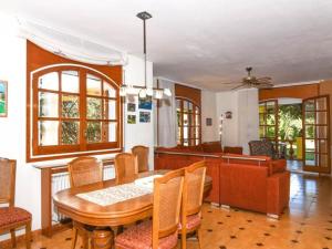 a living room with a table and a couch at Villa Maite in Roda de Bará