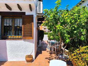 a patio with a tree and a building at Casa Marti in Roda de Bará