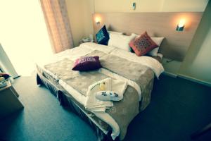 a bedroom with a bed with towels on it at Montreal Al Shobak Hotel - فندق مونتريال الشوبك in Al Jāyah