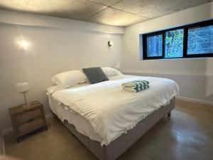 a bedroom with a bed and a window at A spacious Family Retreat near the Beach in Cronulla
