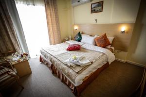 a hotel room with a bed with towels on it at Montreal Al Shobak Hotel - فندق مونتريال الشوبك in Al Jāyah