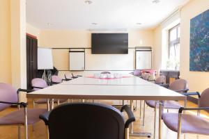 a conference room with a large table and chairs at Hotel Marthahaus in Halle an der Saale