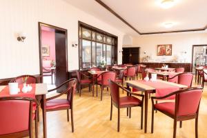 a restaurant with tables and chairs in a room at Hotel Marthahaus in Halle an der Saale