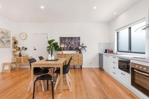 a kitchen and dining room with a table and chairs at Gorgeous 3-Bed House with Spacious Shared Backyard in Carnegie