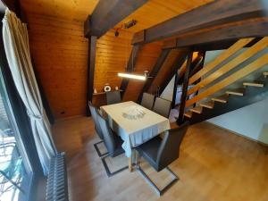 an overhead view of a dining room with a table and chairs at Ferienhaus Winnetou 114 in Waldbrunn