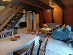a living room with a table and a couch at Ferienhaus Winterruhe in Waldbrunn