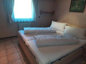two twin beds in a room with a window at Ferienhaus Romantiklicht in Waldbrunn